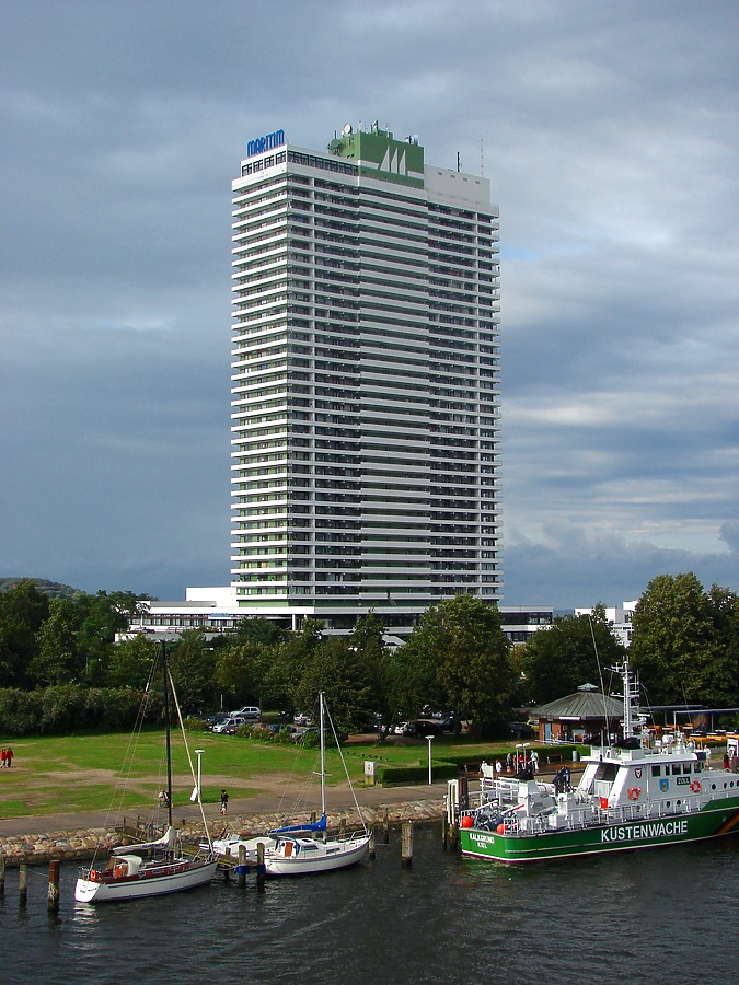 Hotel Maritim by Robin Spetz
