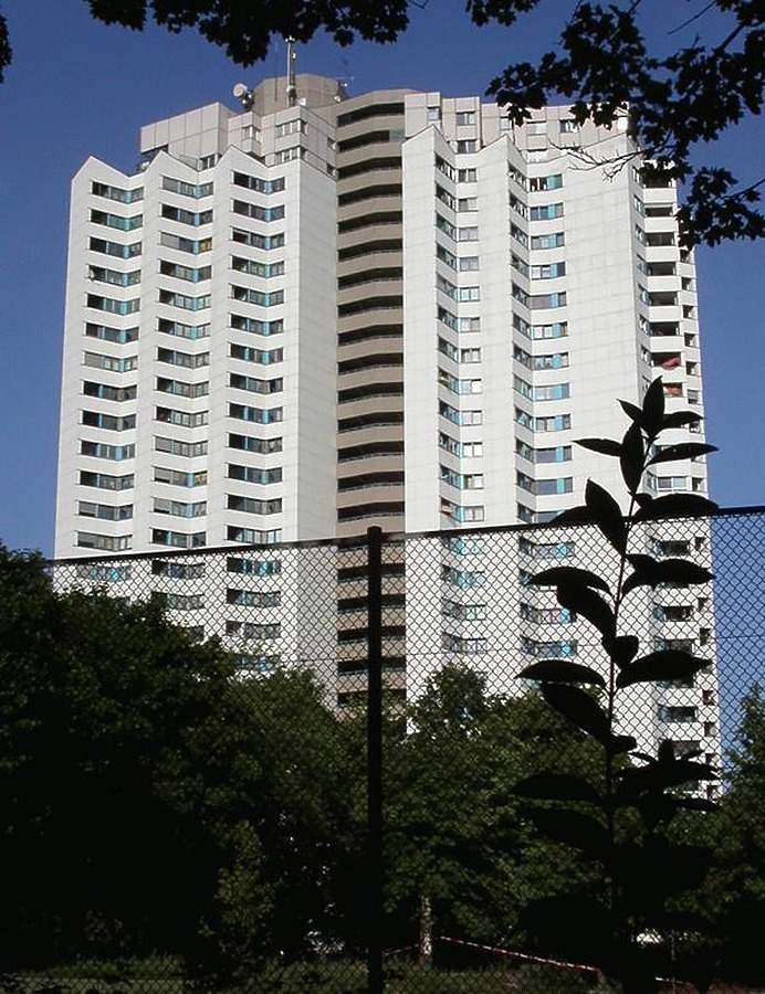 Zwickauer Damm 12 by Cesar Serrano