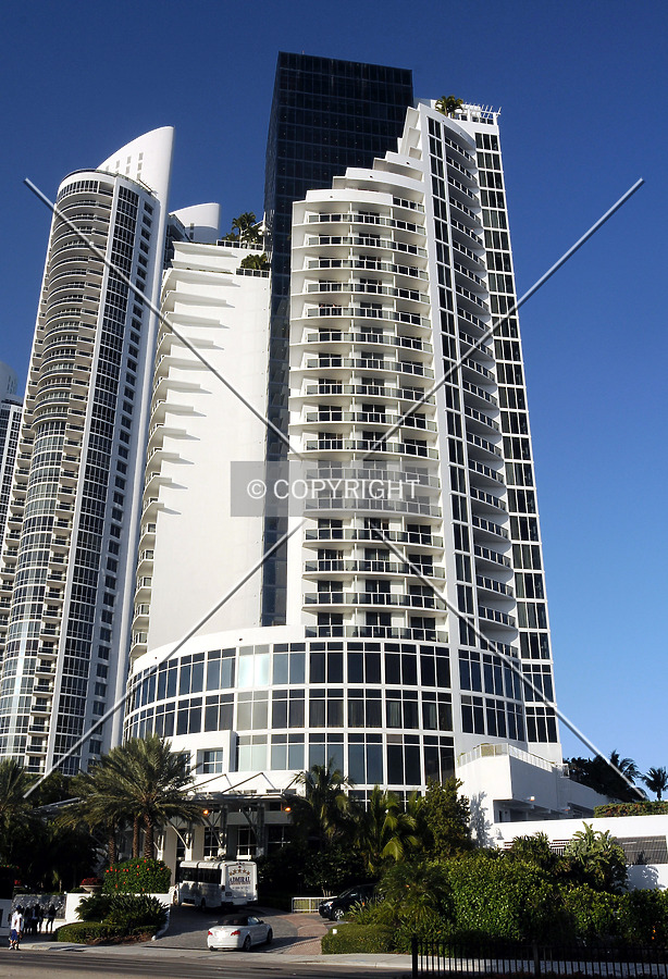 Trump International Sonesta Beach Resort by Jorge Molina