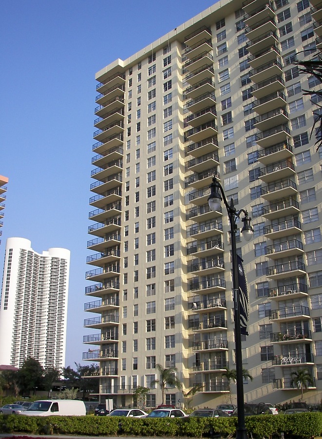 Winston Towers 300 by Rodney Gunn