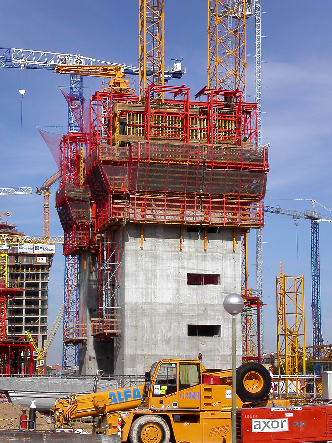 Torre Caja Madrid by Cesar Serrano