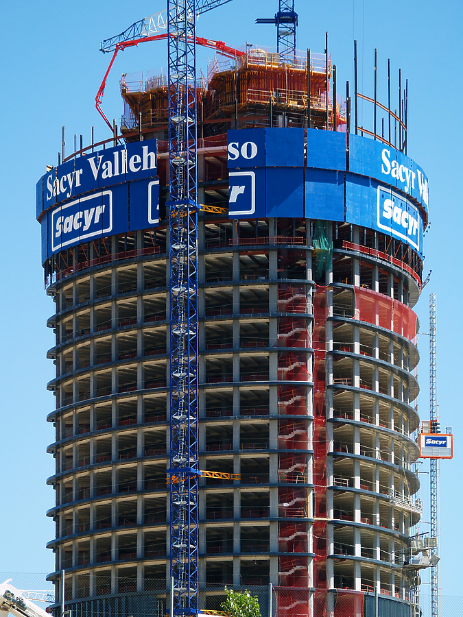 Torre Sacyr Vallehermoso by Cesar Serrano