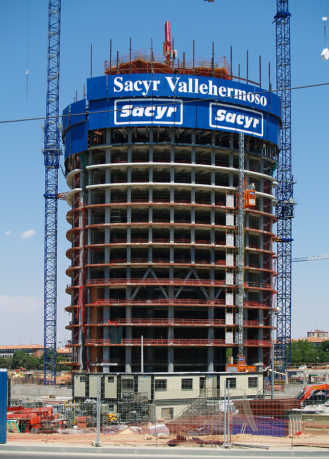 Torre Sacyr Vallehermoso by Cesar Serrano