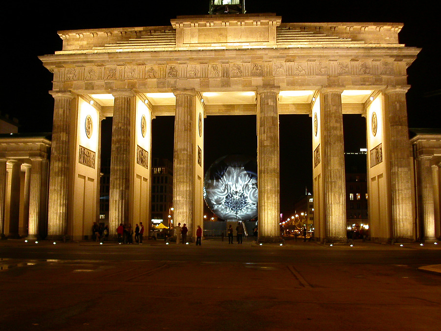 Brandenburger Tor by Cesar Serrano