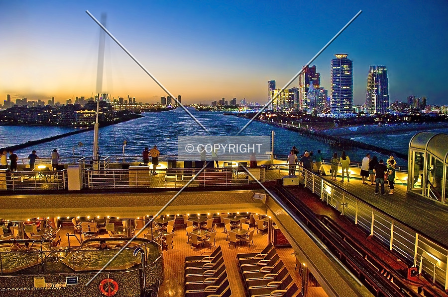 Continuum on South Beach, South Tower by Jorge Molina