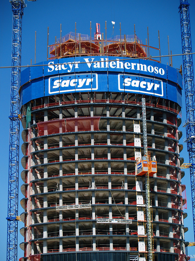 Torre Sacyr Vallehermoso by Cesar Serrano