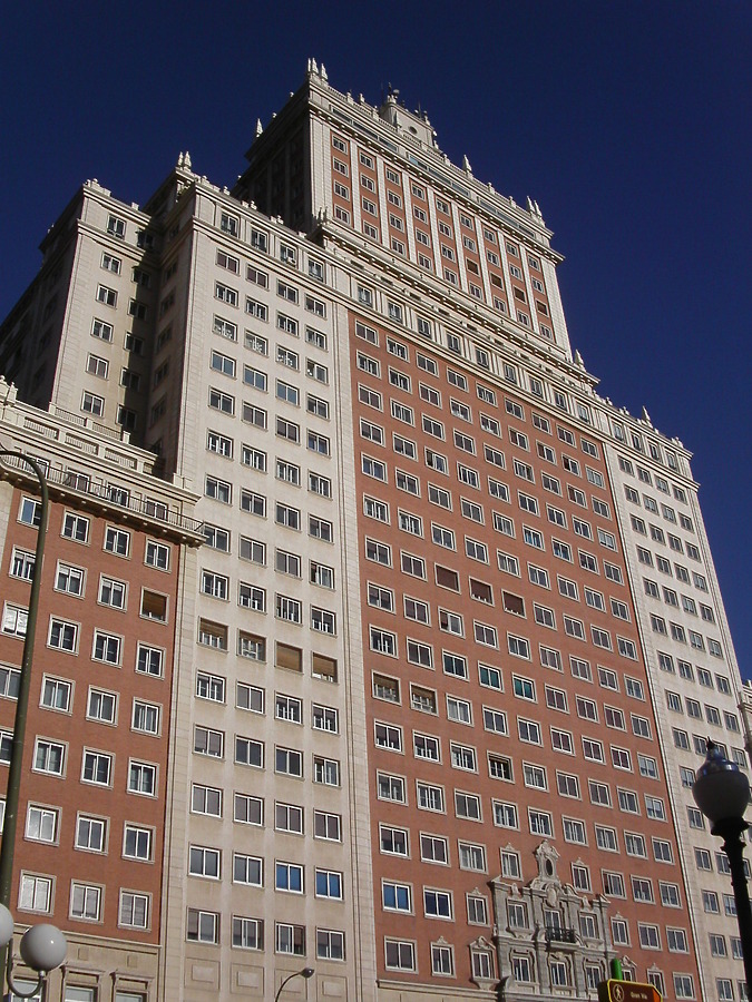 Edificio España by Cesar Serrano