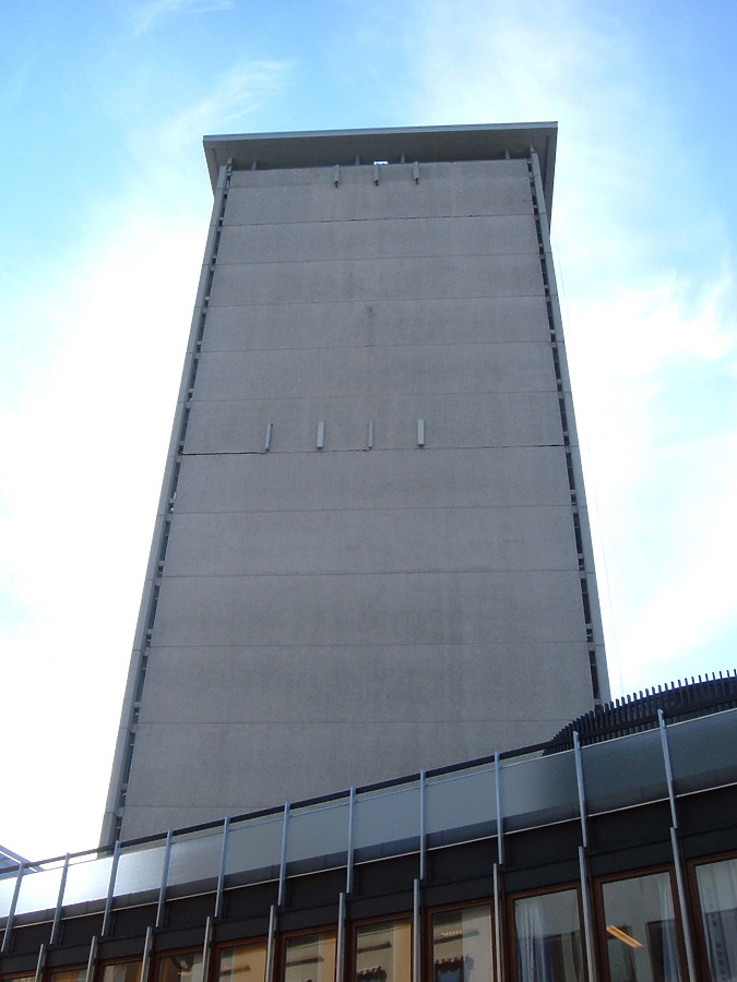 Universitetsgata 2 by Kjetil Balog