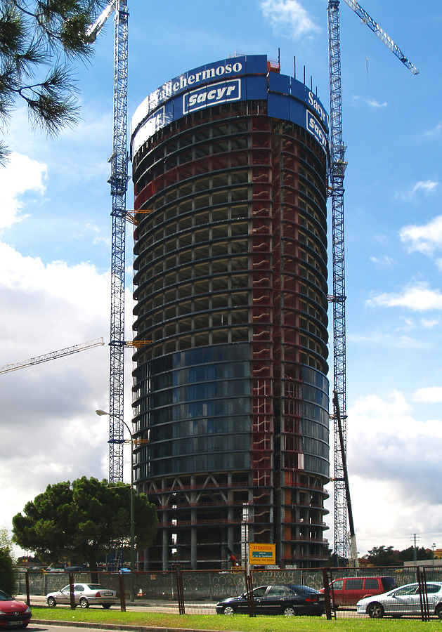 Torre Sacyr Vallehermoso by Cesar Serrano