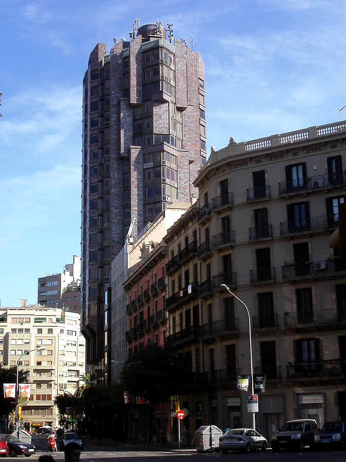 Torre Urquinaona by Cesar Serrano