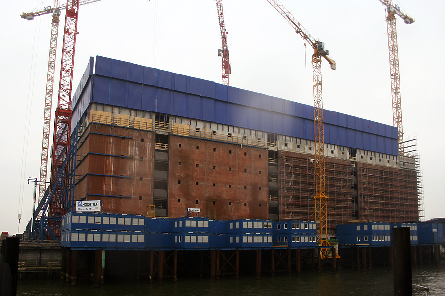 Elbphilharmonie by Daniel Kieckhefer