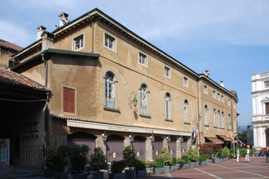 Piazza Vecchi 6-12