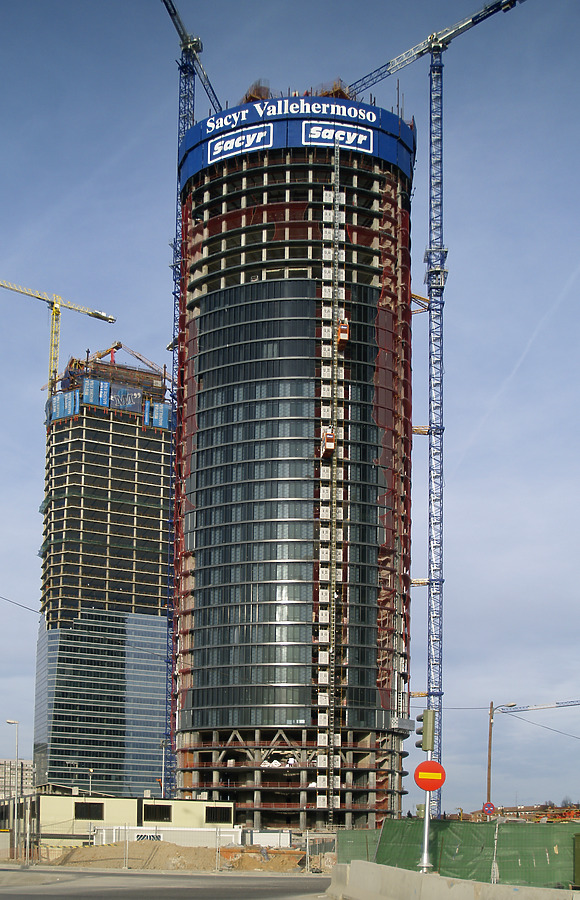 Torre Sacyr Vallehermoso by Cesar Serrano