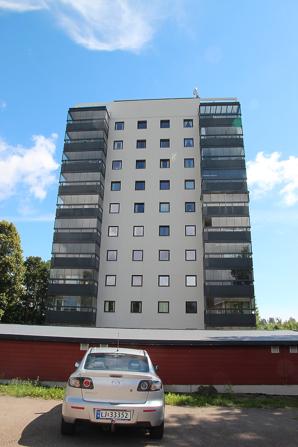 Dronning Åsas vei 6 by Kjetil Balog