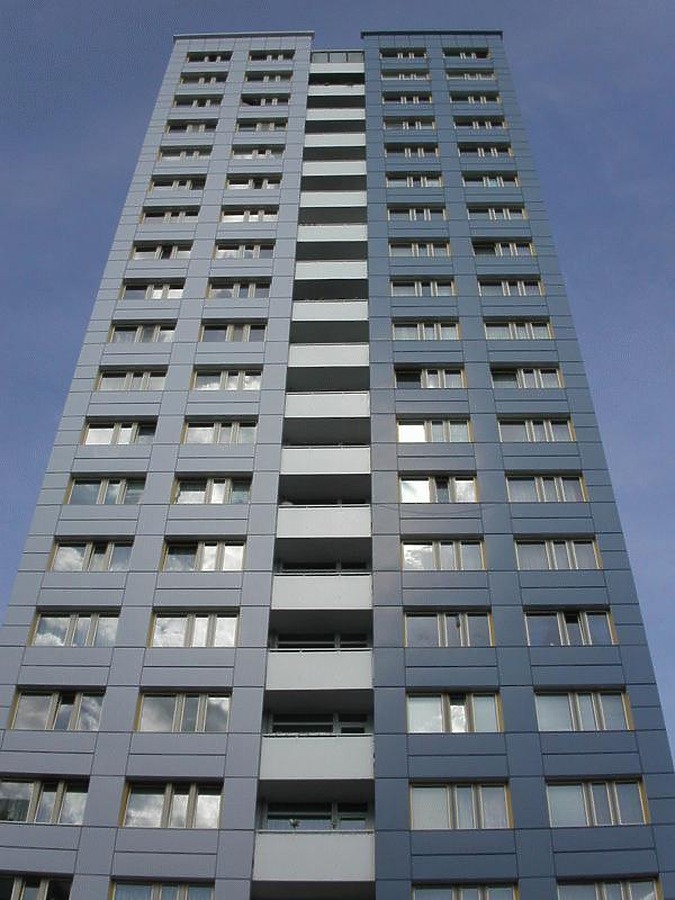 Strasse der Pariser Kommune 21/23 by Cesar Serrano