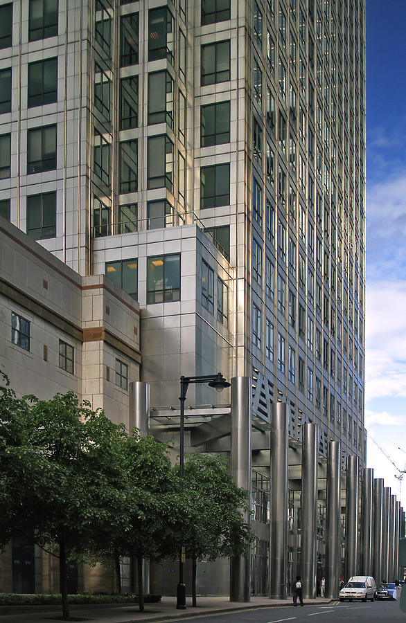 One Canada Square by Cesar Serrano