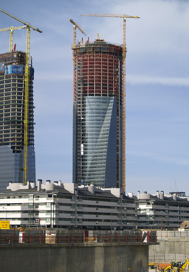Torre Espacio by Cesar Serrano