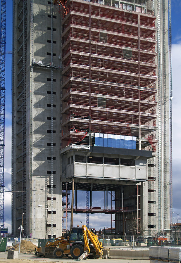 Torre Caja Madrid by Cesar Serrano