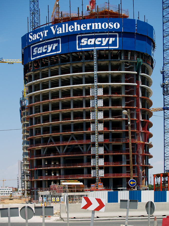 Torre Sacyr Vallehermoso by Cesar Serrano