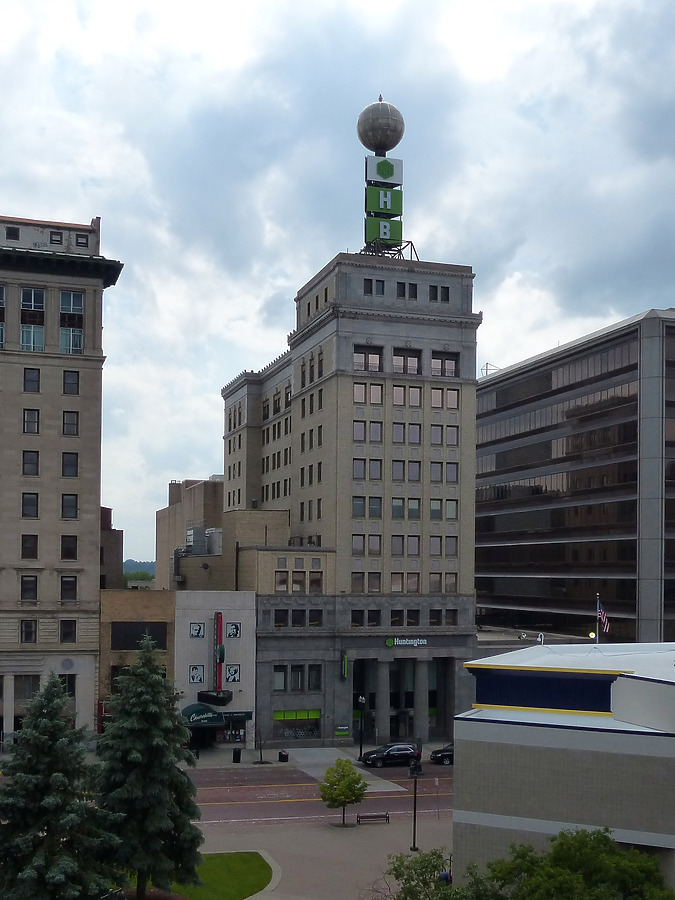 Huntington Bank Building by Nate Lindsey