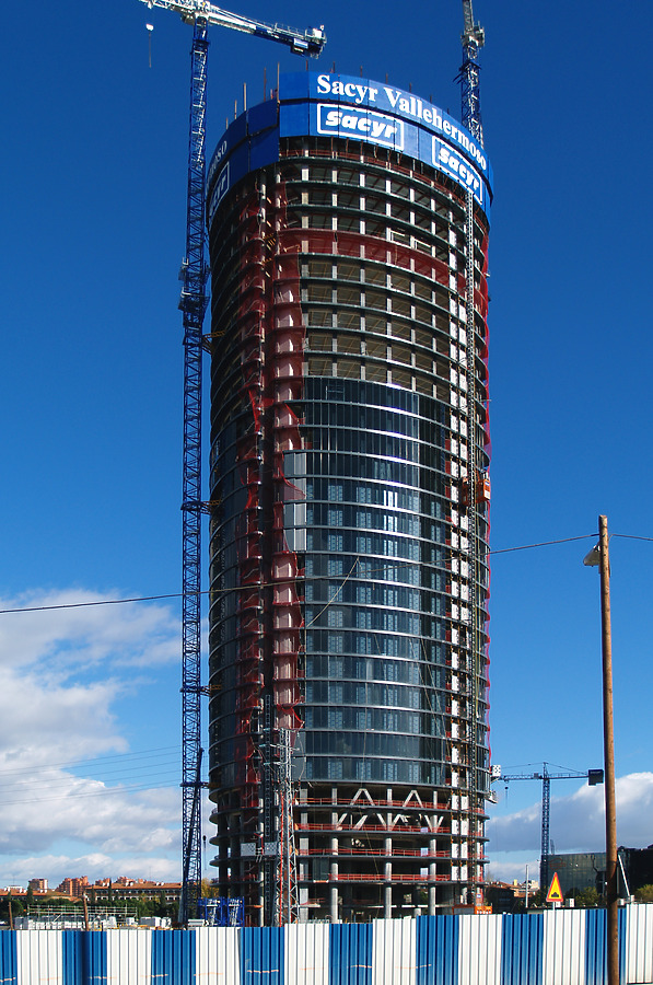 Torre Sacyr Vallehermoso by Cesar Serrano