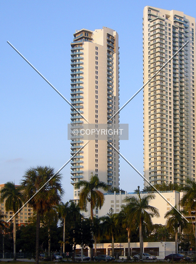 Quantum on the Bay North Tower by Jorge Molina