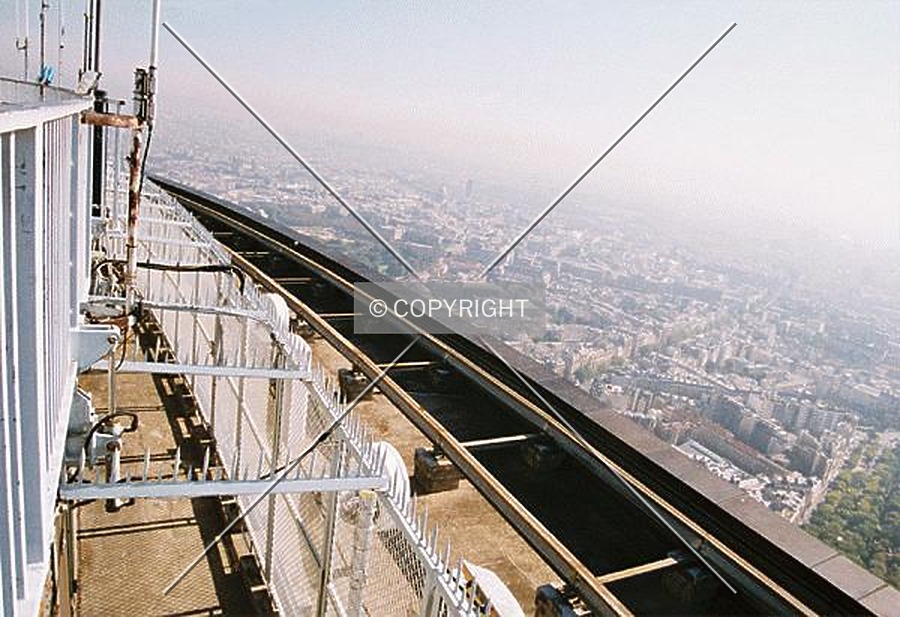 Tour Montparnasse by Nephilim