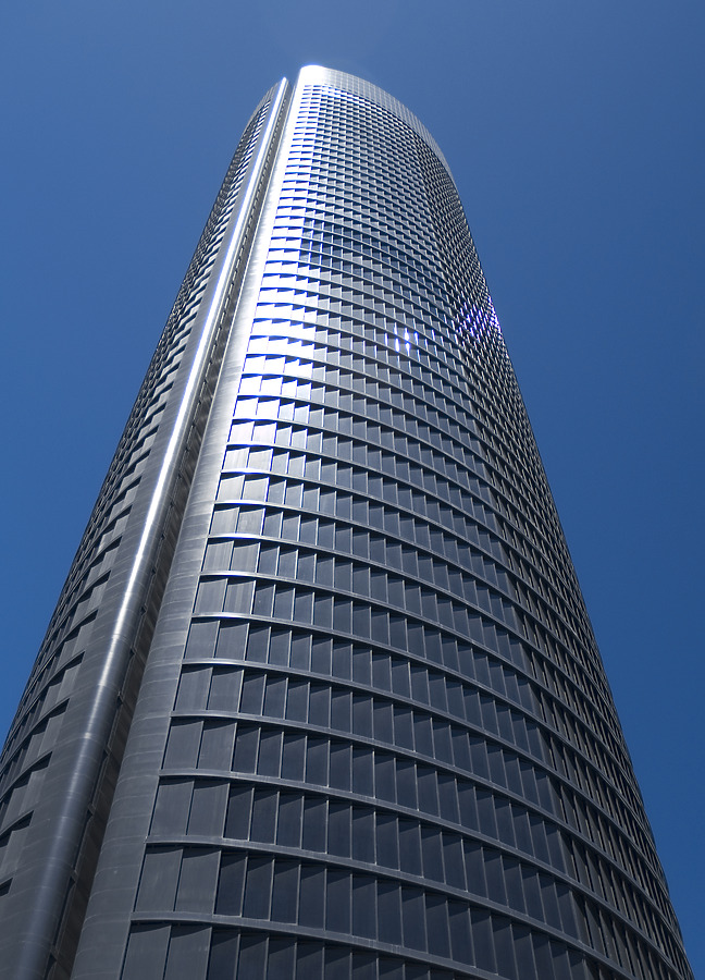 Torre Sacyr Vallehermoso by Cesar Serrano
