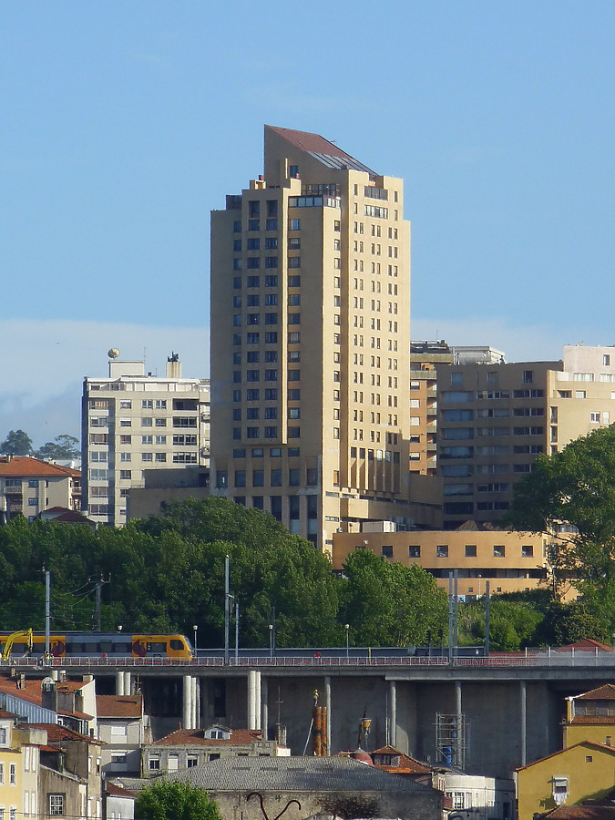 Edificio Douro by Robin Spetz
