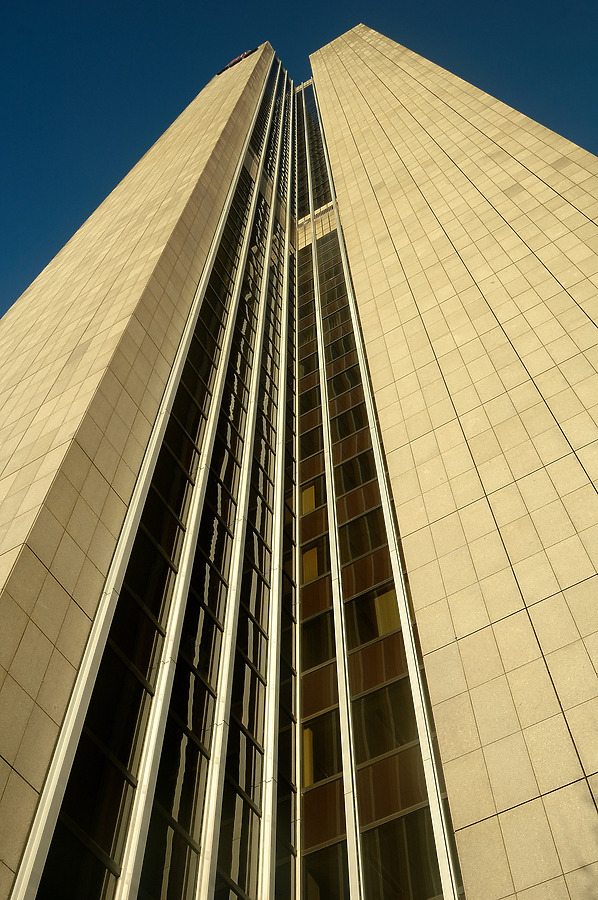 Frankfurter Büro Center by David Guija