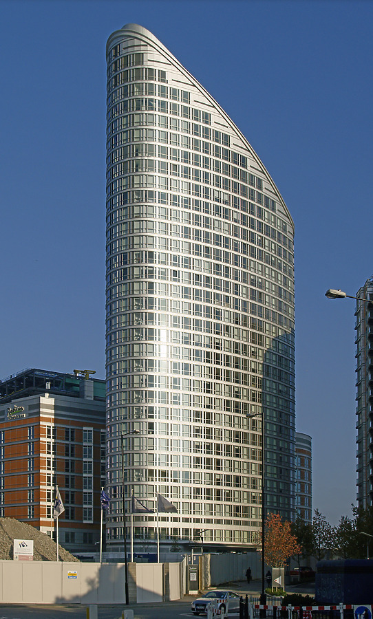 Ontario Tower by Cesar Serrano