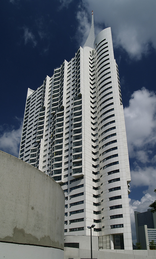 Hochhaus Neue Donau by Cesar Serrano