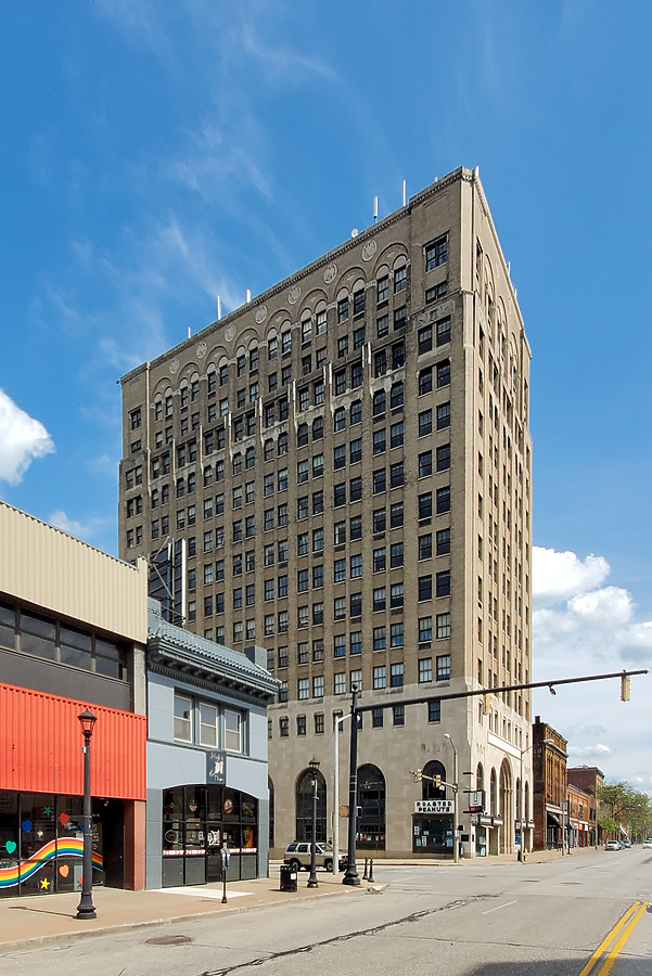 Renaissance Centre by Ryan Hildebrand