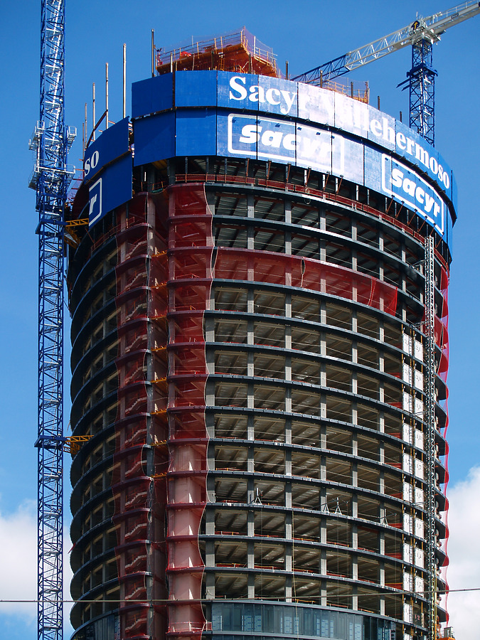 Torre Sacyr Vallehermoso by Cesar Serrano