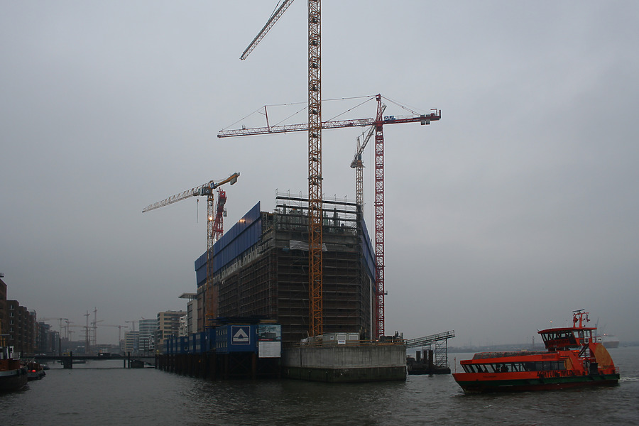 Elbphilharmonie by Daniel Kieckhefer