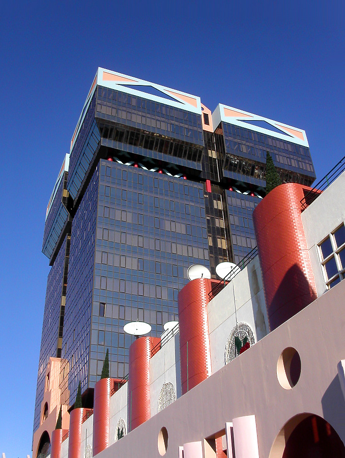 Torre Amoreiras III by Cesar Serrano