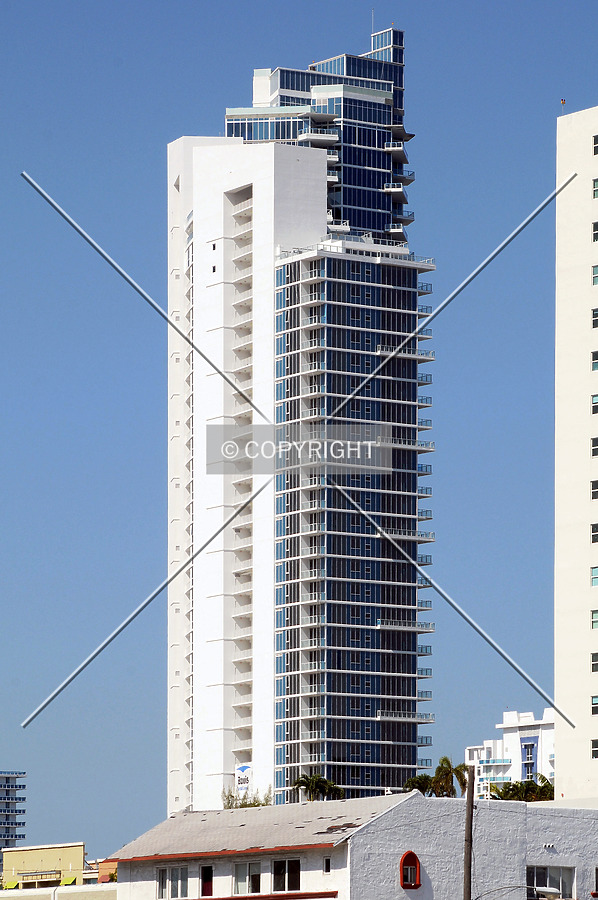 Paramount Bay at Edgewater Square by Jorge Molina