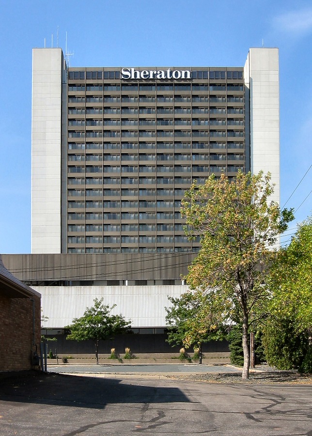DoubleTree Bloomington Minneapolis South Tower by James Peacock