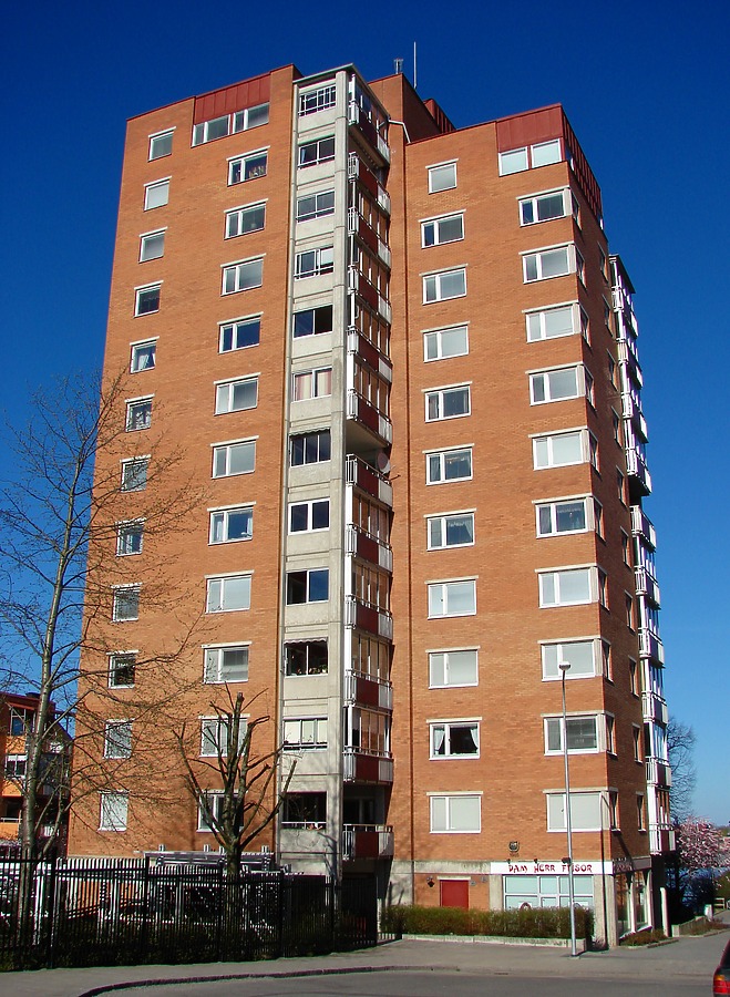 Vattengatan 2 by Robin Spetz