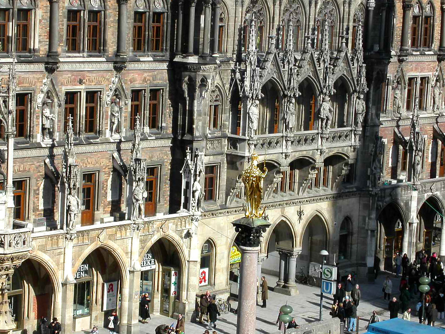 Neues Rathaus by Cesar Serrano