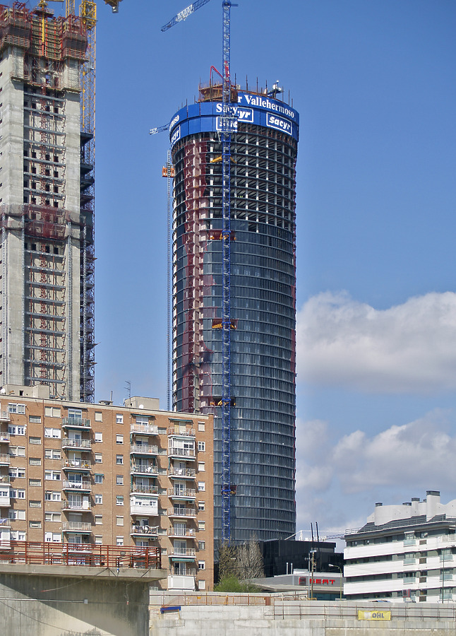 Torre Sacyr Vallehermoso by Cesar Serrano