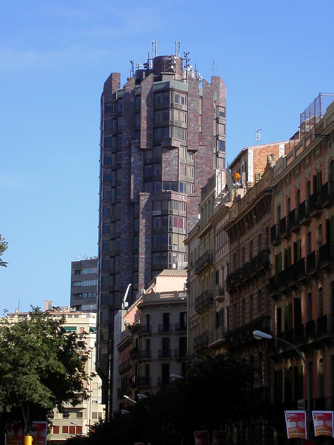 Torre Urquinaona by Cesar Serrano