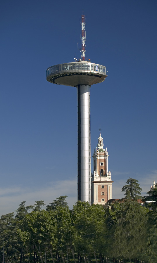 El Faro de Moncloa by Cesar Serrano