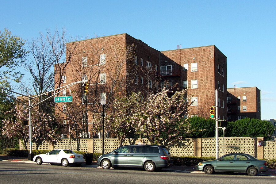 7112 Boulevard East