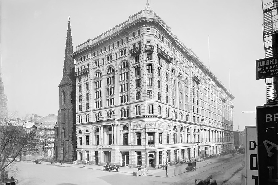 Metropolitan Life Tower by Universal History Archive/Universal Images Group
