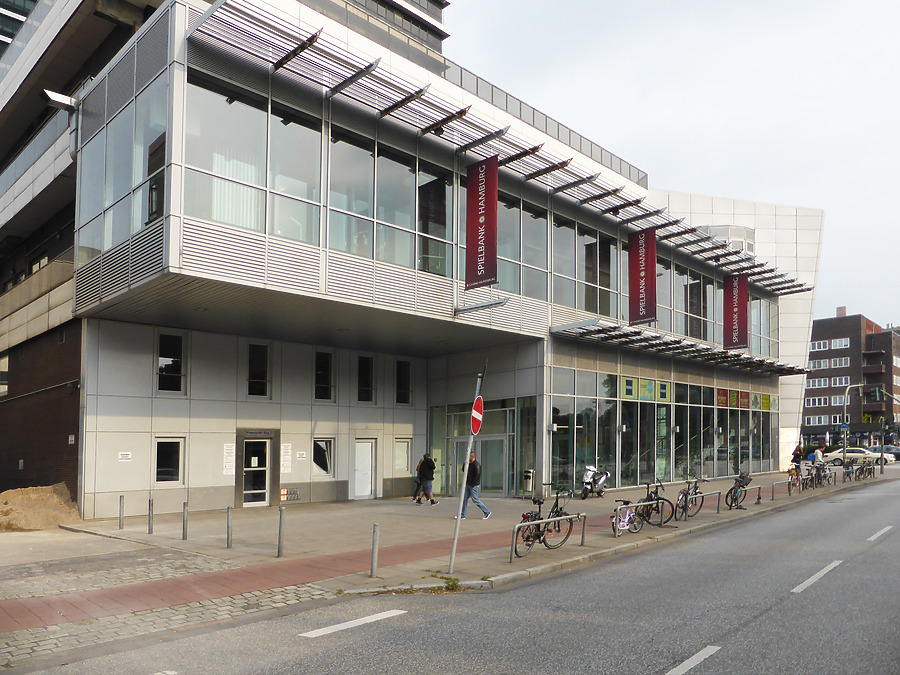 Mundsburg Turm I by Der Hamburger