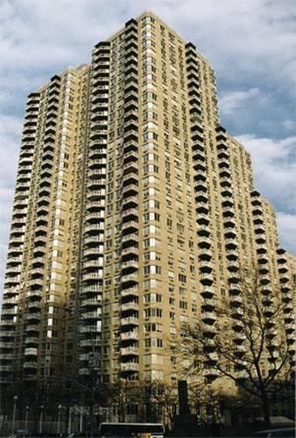 River Gate Apartments by Scott Murphy