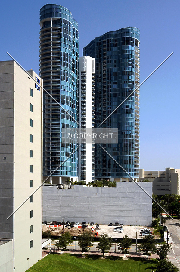 Las Olas River House by Jorge Molina