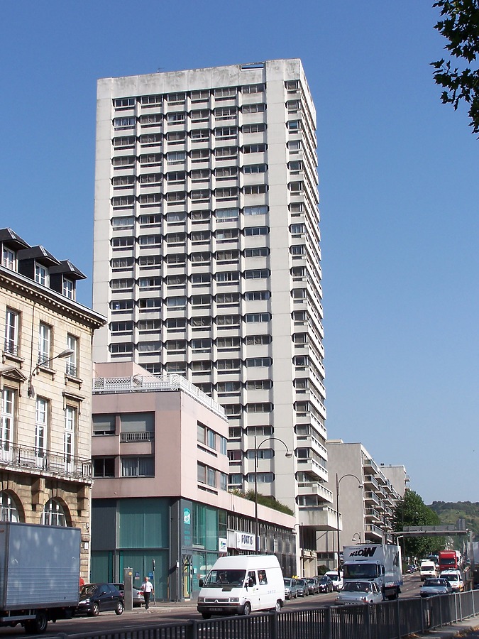 Tour du Front de Seine by Florian Barbier