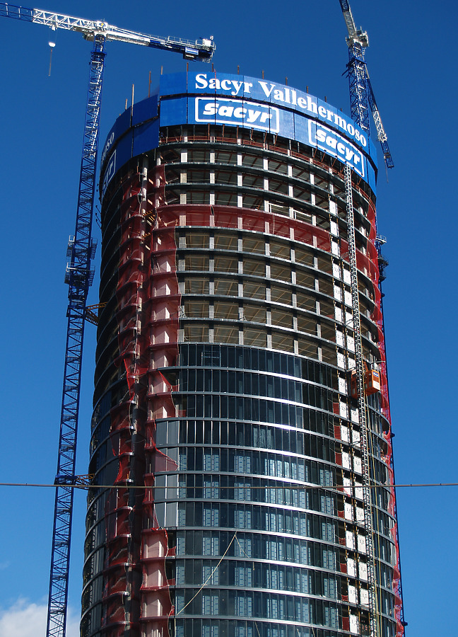Torre Sacyr Vallehermoso by Cesar Serrano
